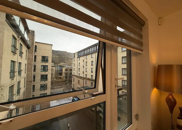 Holyrood With Parking & Lift Access * Edinburgh