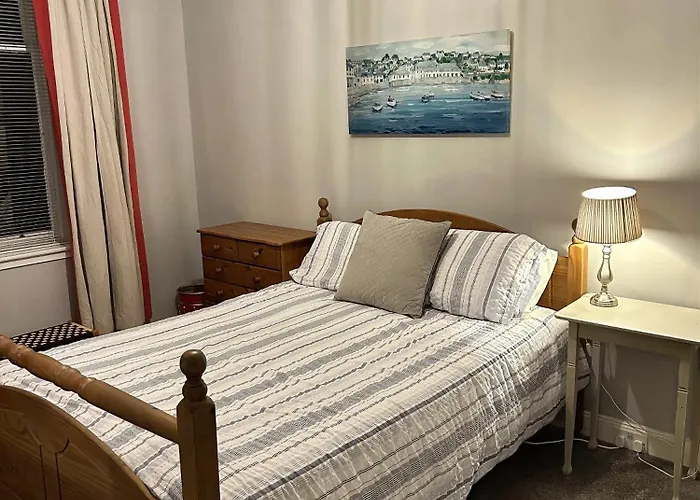 Lovely Sunny 2 Bed Coast Apartment *