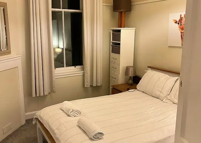 Lovely Sunny 2 Bed Coast Apartment *