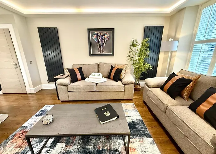 Modern 3 Bedroom Apartment, West End *