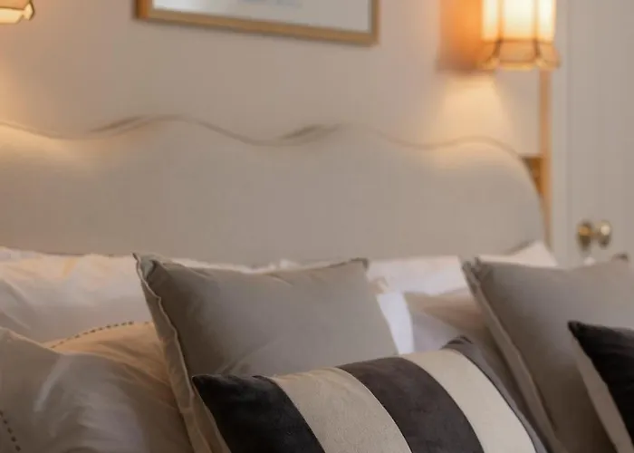 Dom wakacyjny Luxury Mews In The Heart Of New Town