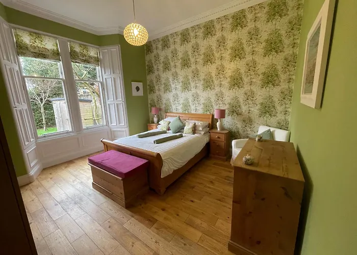 Victorian With Car Parking In Driveway, Murrayfield *