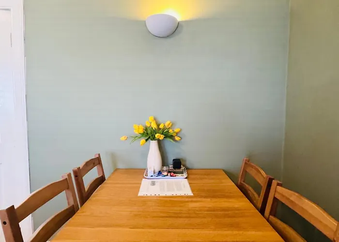 Peaceful Central Accessible Home With Great Amenities& Free Parking *