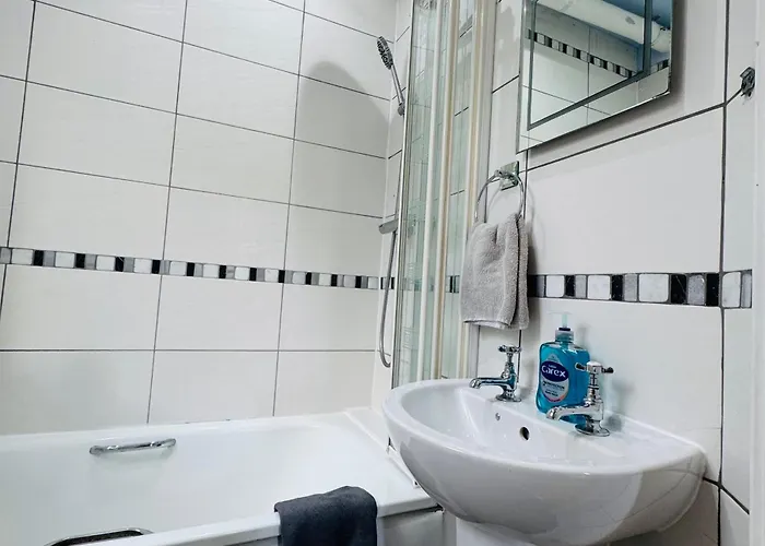 Peaceful Central Accessible Home With Great Amenities& Free Parking Apartment Edinburgh
