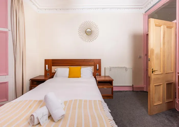 Relaxing 4 Bdrm Apartment *