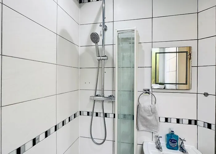 Peaceful Central Accessible Home With Great Amenities& Free Parking Edinburgh
