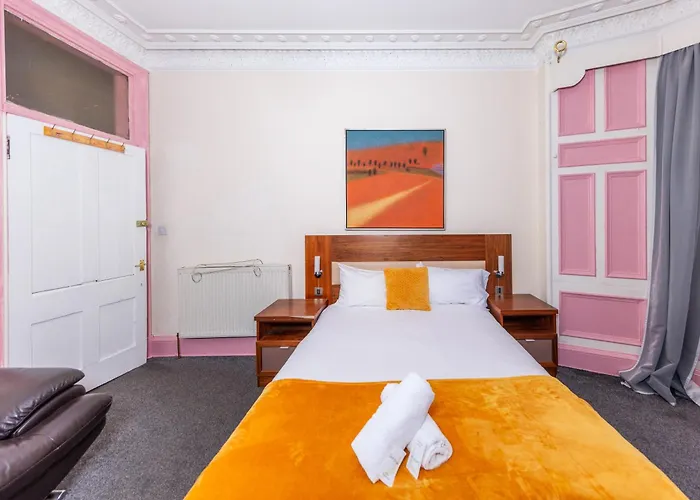 Relaxing 4 Bdrm Edinburgh