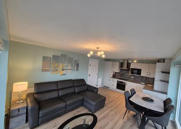 Fabulous 3 Bedroom Flat *