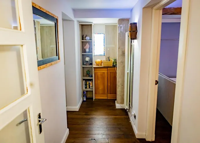 Lovely 2 Bedroom B-listed Converted Whisky Bond * Edinburgh