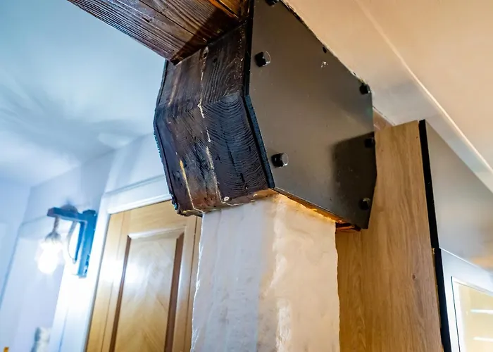 Lovely 2 Bedroom B-listed Converted Whisky Bond Apartment Edinburgh