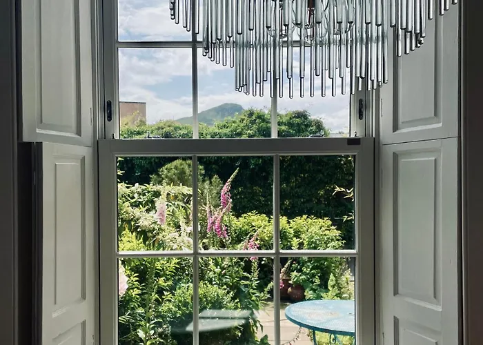 Stylish Georgian Garden + Secure Parking
