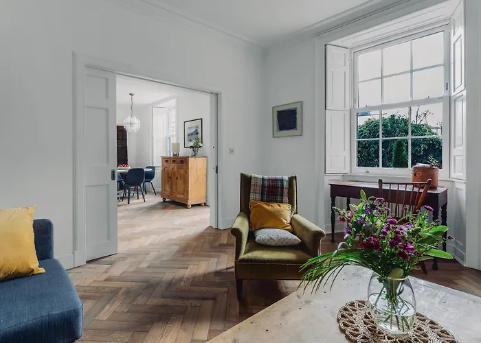 Stylish Georgian Garden + Secure Parking Apartment *