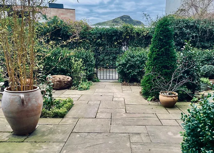 Apartment Stylish Georgian Garden + Secure Parking Edinburgh