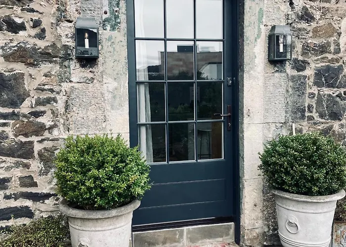 Stylish Georgian Garden + Secure Parking