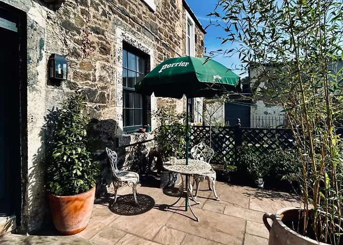 Stylish Georgian Garden + Secure Parking Apartment