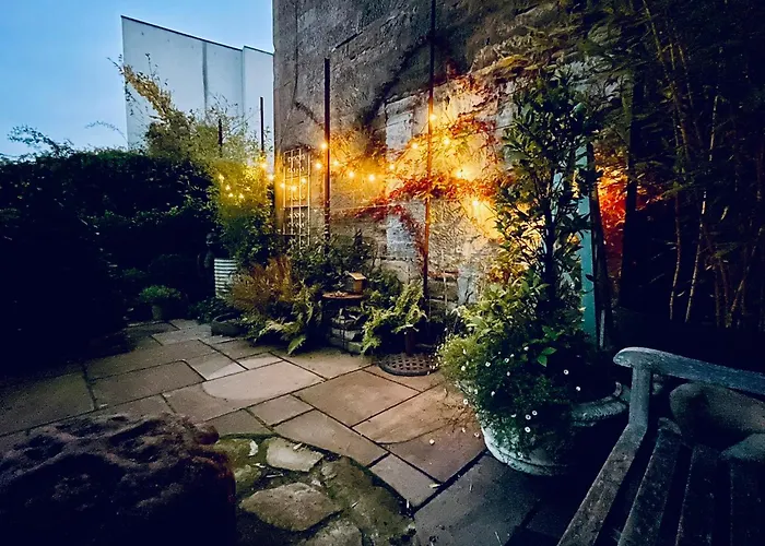 Stylish Georgian Garden + Secure Parking *