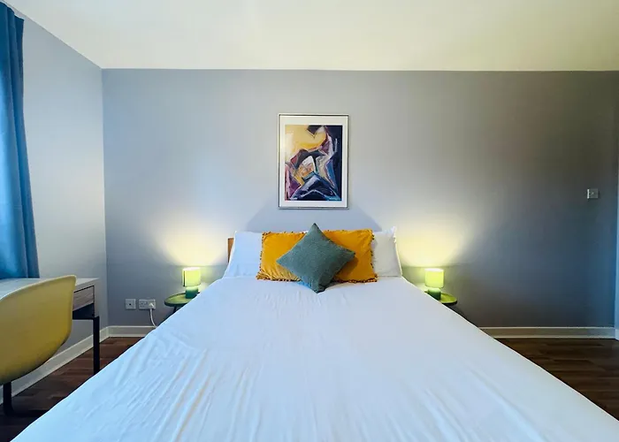 Sunny Spacious Retreat Near Royal Mile With Free Parking And Lift Appartamento Edimburgo