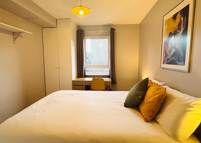 Sunny Spacious Retreat Near Royal Mile With Free Parking And Lift Appartamento Edimburgo
