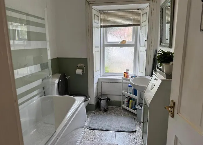 Cosy For Share , Private Double Room, Wifi, Parking, Garden