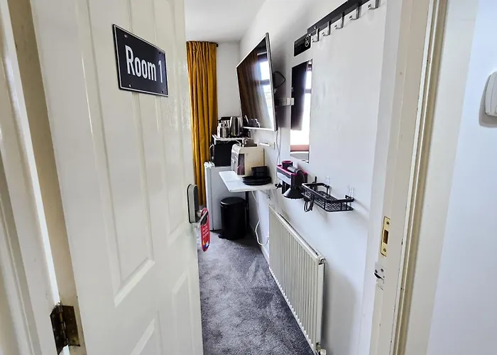 Double With Shared Bathroom Near The Shore And Tram *