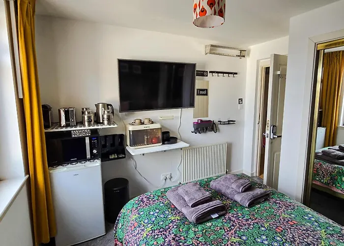 Pensión Double With Shared Bathroom Near The Shore And Tram *