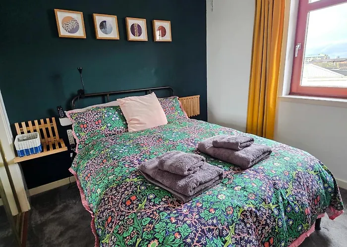 Double With Shared Bathroom Near The Shore And Tram Pensión