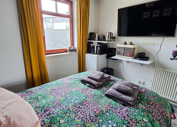 Double With Shared Bathroom Near The Shore And Tram