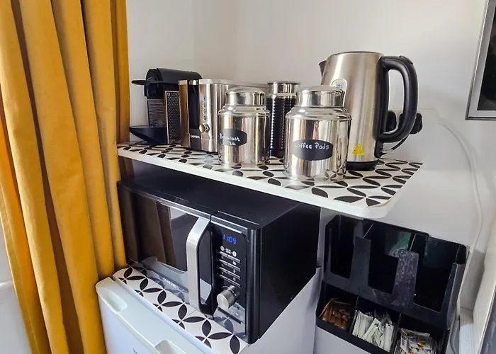 Double With Shared Bathroom Near The Shore And Tram Pensión *