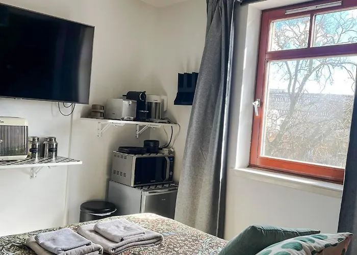 Double With Shared Bathroom Near The Shore And Tram *