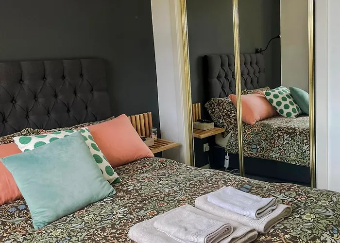 Double With Shared Bathroom Near The Shore And Tram Pensión