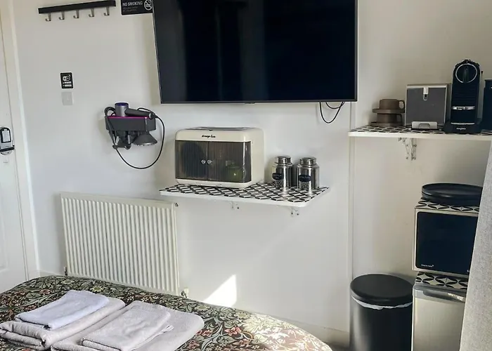 Pensión Double With Shared Bathroom Near The Shore And Tram *