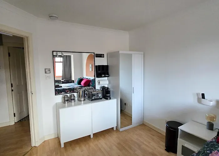 Double With Shared Bathroom Near The Shore And Tram Pensión *