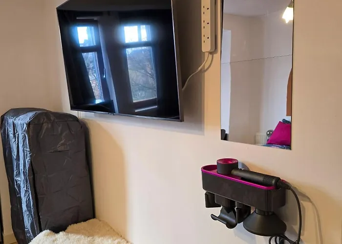 Double With Shared Bathroom Near The Shore And Tram Pensión