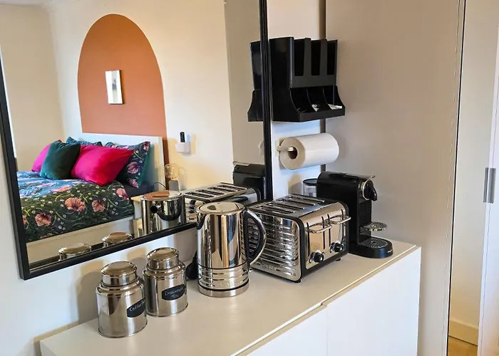 Double With Shared Bathroom Near The Shore And Tram Pensión