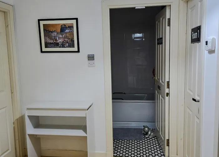 Double With Shared Bathroom Near The Shore And Tram Edimburgo