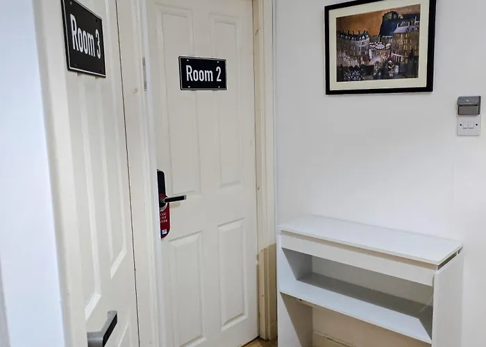 Double With Shared Bathroom Near The Shore And Tram Pensión