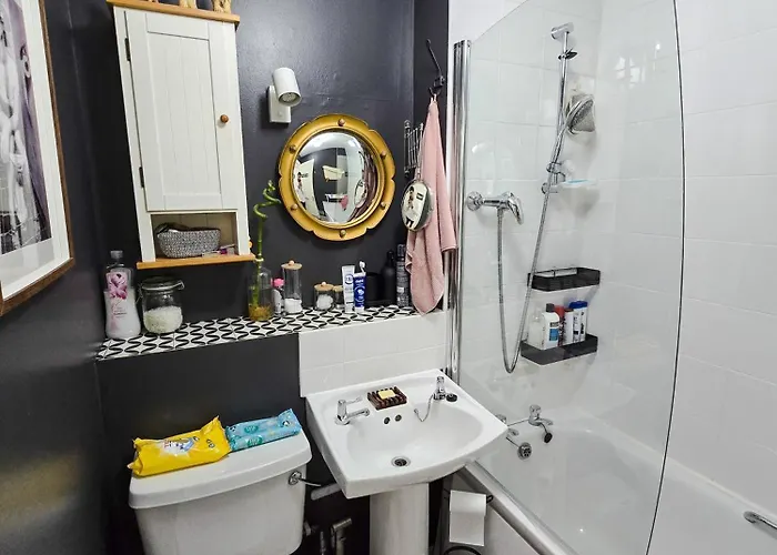 Double With Shared Bathroom Near The Shore And Tram * Edinburgh