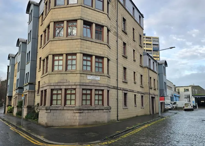 Double With Shared Bathroom Near The Shore And Tram Pensión