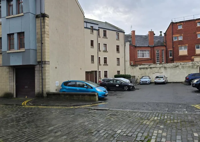 Double With Shared Bathroom Near The Shore And Tram