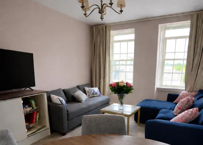 Apartmán New Royal Mile Apartment With Balcony And Stunning Views Top Floor No Lift Edinburgh