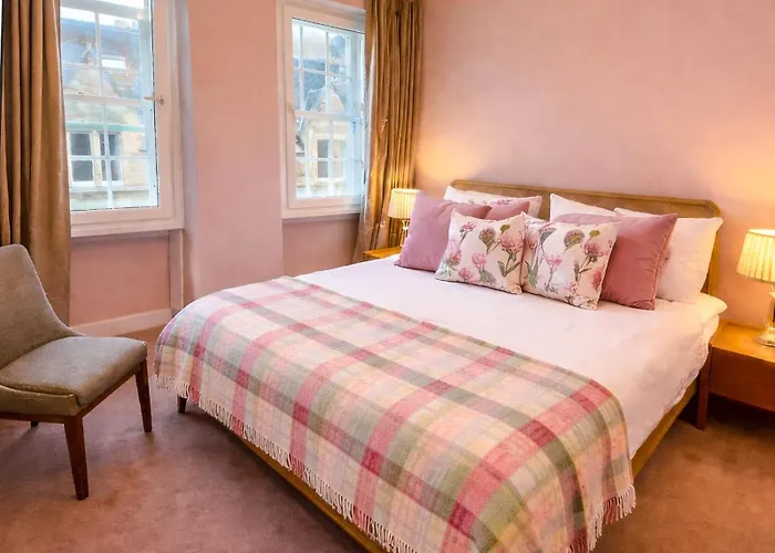 New Royal Mile Apartment With Balcony And Stunning Views Top Floor No Lift