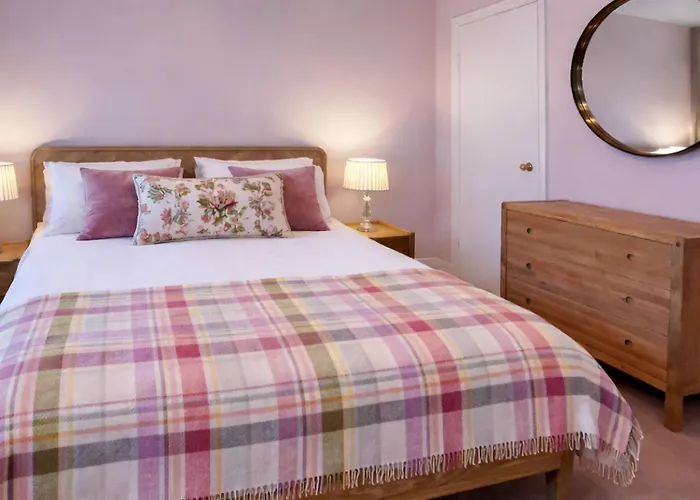 New Royal Mile Apartment With Balcony And Stunning Views Top Floor No Lift Apartmán