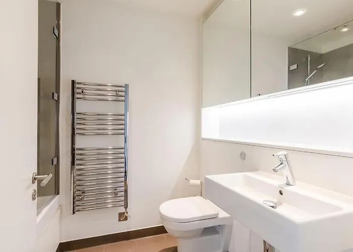 Stylish 2br In Quartermile Balcony & Garden View *