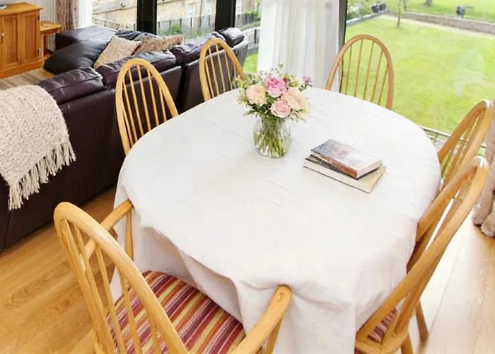 Stylish 2br In Quartermile Balcony & Garden View Apartment Edinburgh