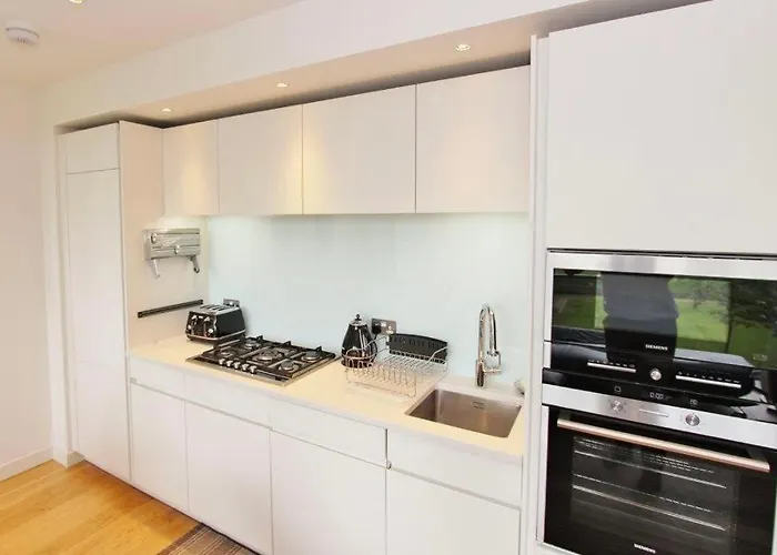 Stylish 2br In Quartermile Balcony & Garden View Apartment Edinburgh