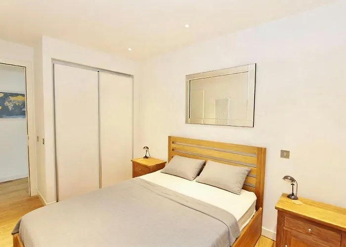 Stylish 2br In Quartermile Balcony & Garden View *