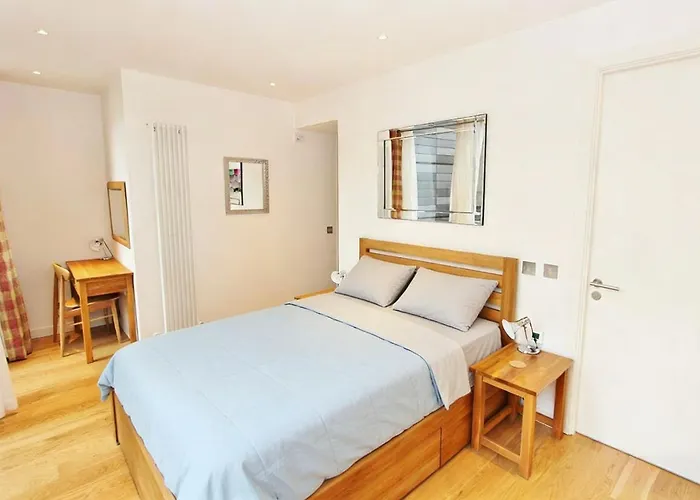 Stylish 2br In Quartermile Balcony & Garden View Apartment *