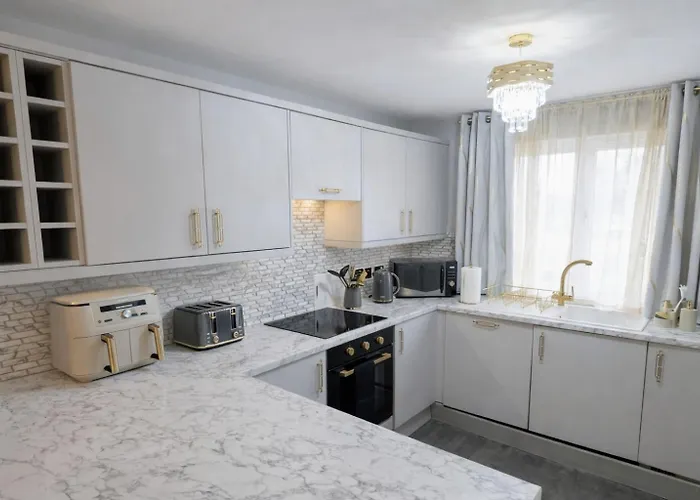 Dynastays- Stylish Seaside Home- Dog Friendly, Garden & Parking (adults Only) Holiday home *