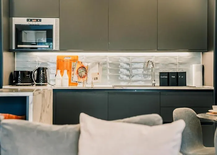 Stylish 2 Bed Centre With Parking