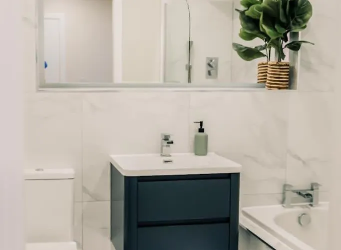 Semesterbostad Stylish 2 Bed Centre With Parking *